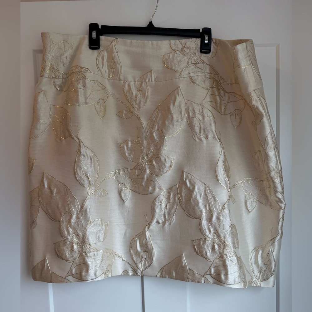 Elegant Tahari Cream Skirt with Gold Leaf Pattern